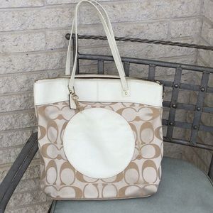 GUC Coach Large White & Beige Patent Leather & Fabric Shoulder Bag